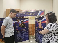 11 июля 2025 г. Обзор у стенда «Героями не рождаются, героями становятся». Старобжегокайская СБ